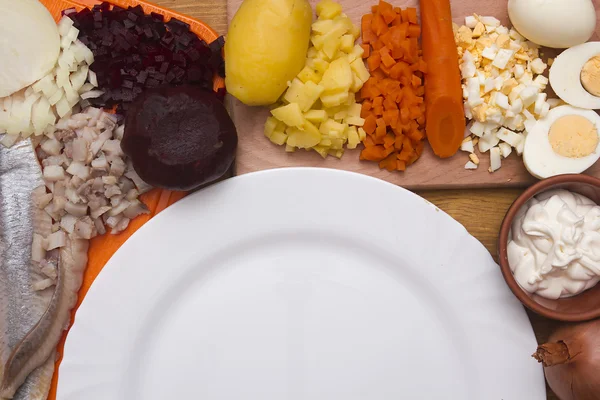Ingredientes para a salada de arenque com um prato vazio — Fotografia de Stock