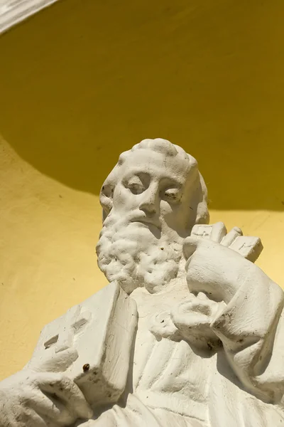 Pórtico con un alto relieve del santo en la fachada — Foto de Stock