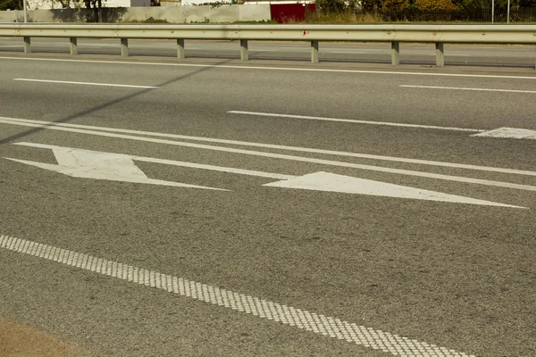 Fahrbahnmarkierungen auf der Autobahn — Stockfoto