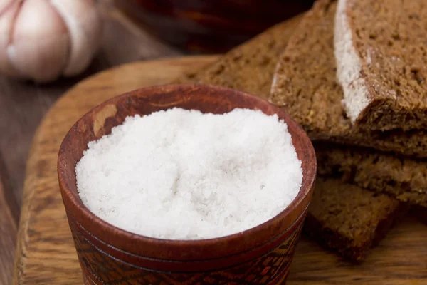 Grand sel alimentaire dans un récipient en bois — Photo