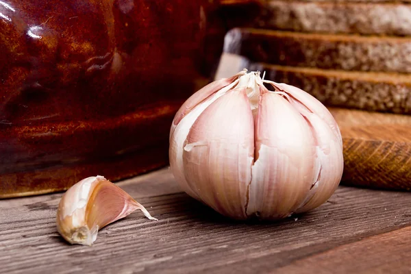 Cabeza de ajo y una rebanada separada — Foto de Stock