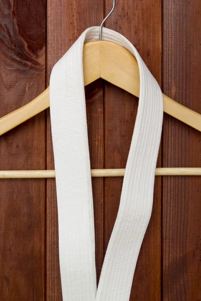 Biały pas Karate na wieszak na ubrania — Zdjęcie stockowe