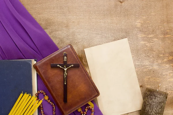 Catholic wooden crucifix on the prayer book — Stock Photo, Image