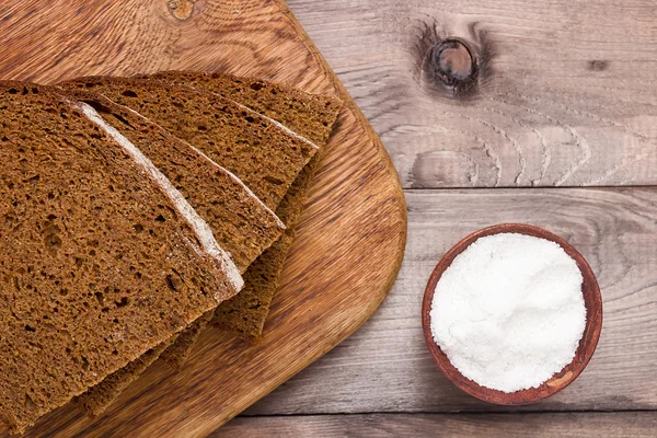 Brown bread on the chopping board — Stock Photo, Image
