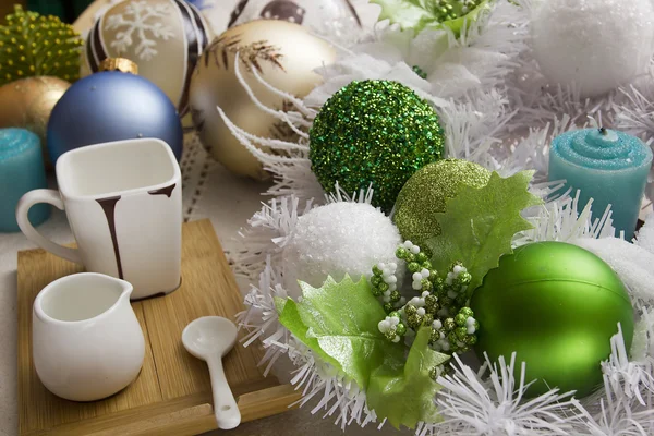 Conjunto de café com bolas de Natal — Fotografia de Stock