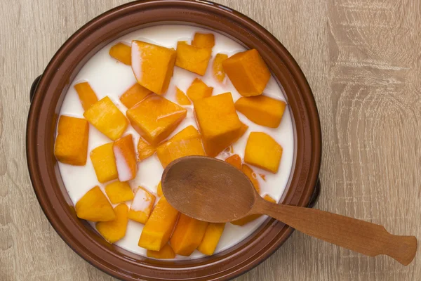 Zucca affettata in pentola di argilla con latte — Foto Stock