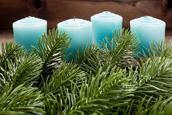 Dekorativní modrý vánoční svíčka — Stock fotografie
