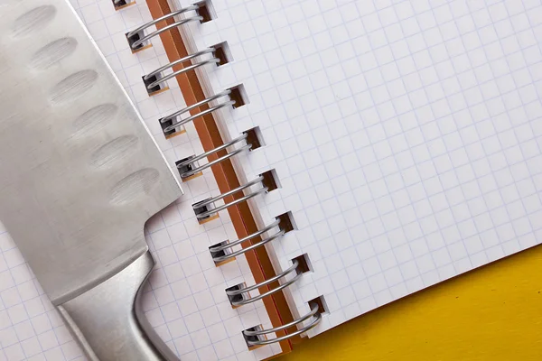 Papel en blanco para recetas con cuchillo —  Fotos de Stock