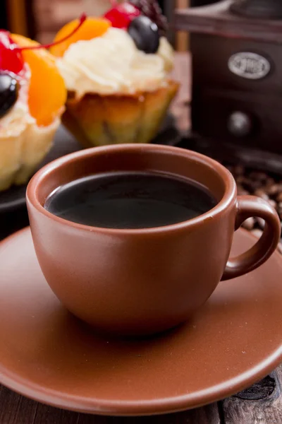 Taza de café de arcilla con pasteles — Foto de Stock