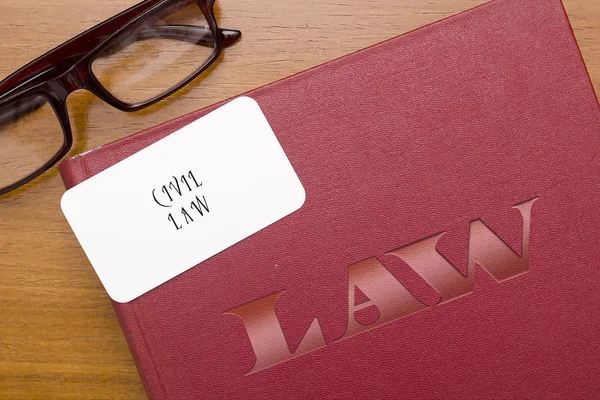 Libro de leyes en derecho civil con tarjeta de visita — Foto de Stock