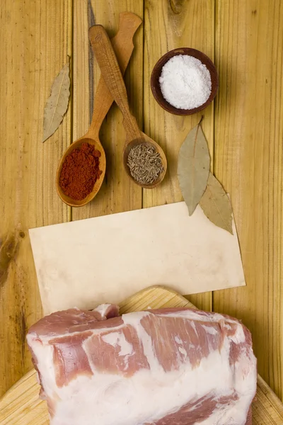 Kruiden in houten lepels voor het koken van vlees — Stockfoto