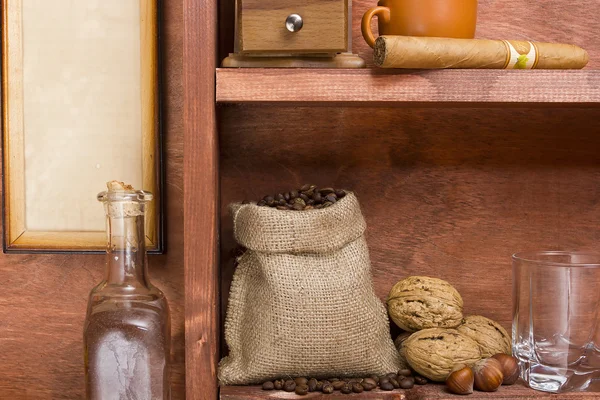 Regal mit Kaffeebohnen im Beutel — Stockfoto