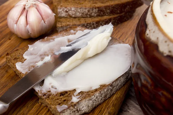Brot mit dem weichen Schmalz — Stockfoto