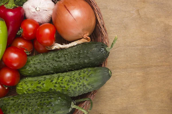 Fresh cucumbers in a wicker basket — Stock Photo, Image