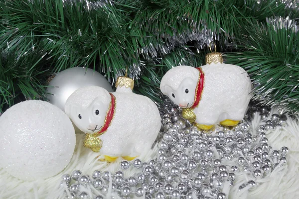 Kerstmis bal in de vorm van witte schapen — Stockfoto