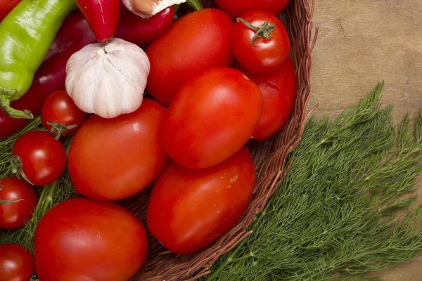 Tomates frescos em uma cesta de vime — Fotografia de Stock