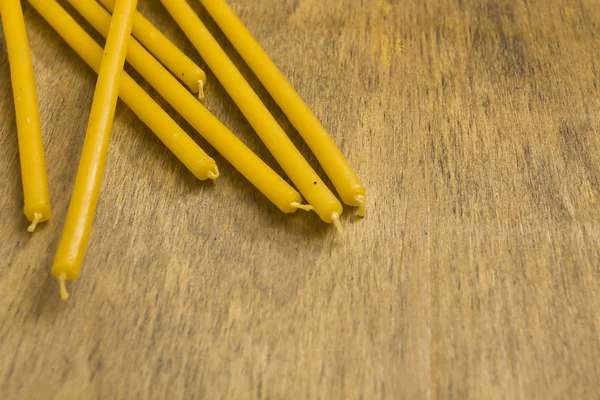 Velas delgadas sobre tela púrpura usada en la religión —  Fotos de Stock