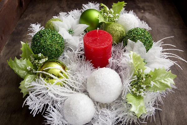 クリスマス キャンドルとお祝い花輪 — ストック写真