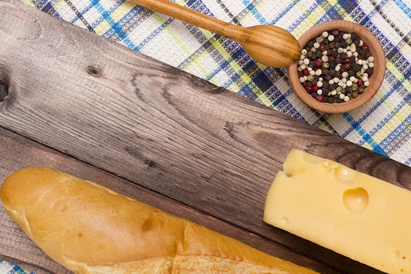 フランスパンとチーズを朝食します。 — ストック写真