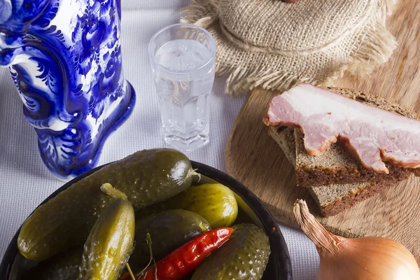 Pepinos en escabeche como aperitivo al vodka — Foto de Stock