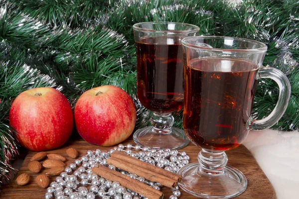 Gläser mit weihnachtlichem Glühwein — Stockfoto