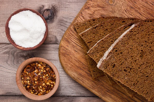 Brown bread on the chopping board — Stock Photo, Image