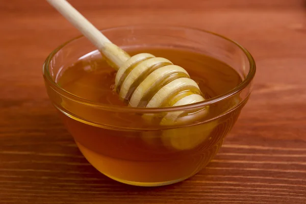 Wooden honey stick to extract honey — Stock Photo, Image