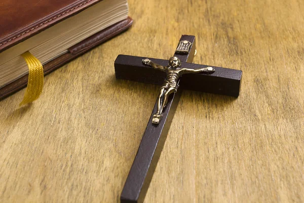 Crucifijo de madera católica y libro — Foto de Stock