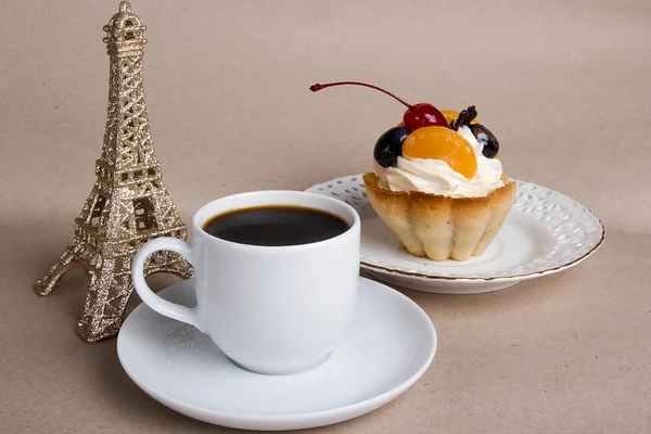 Cup of coffee, cake and the Eiffel Tower — Stock Photo, Image