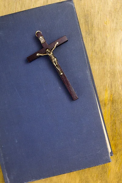 在这本书上的天主教十字架 — 图库照片