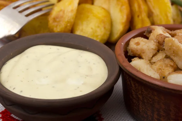 Sauce à l'ail dans un plat en terre cuite — Photo