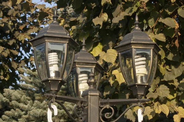 Straat verlichting in het park — Stockfoto