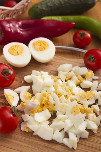 Tablero de cocina con huevos finamente picados —  Fotos de Stock