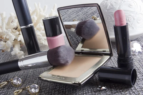 Prášek box s zrcadlo a kosmetické štětce — Stock fotografie