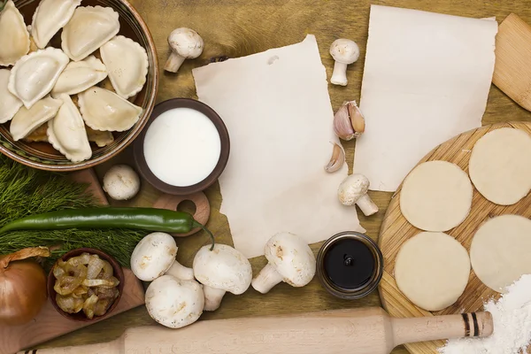 Zutaten zum Kochen von Knödeln mit Champignons — Stockfoto