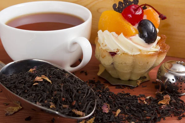 Cuchara de pesaje de acero con té de hoja — Foto de Stock