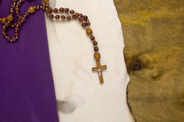 Altes verbranntes Pergament mit katholischem Kreuz — Stockfoto