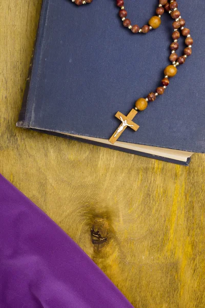 Pequena cruz católica de madeira — Fotografia de Stock