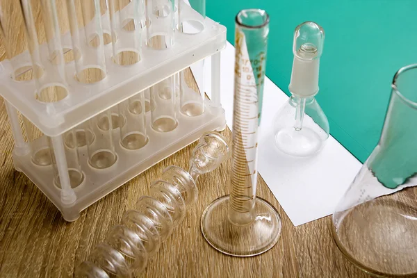 Geassorteerde laboratoriumapparatuur glaswerk — Stockfoto