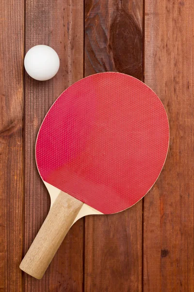 Tennisracket en een plastic bal — Stockfoto