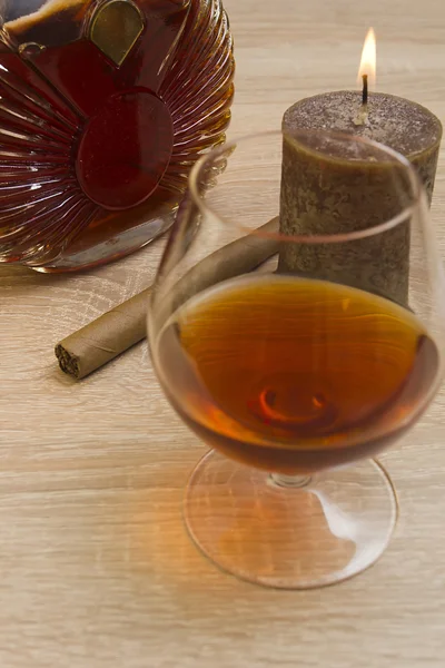 Cognac in vetro e sigaro — Foto Stock