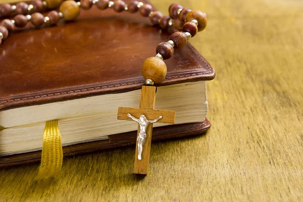 Католицька хрест на книги — стокове фото