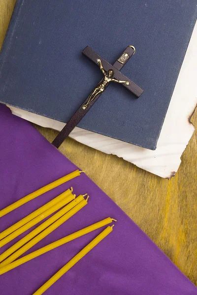 Velas finas em pano roxo usado na religião — Fotografia de Stock