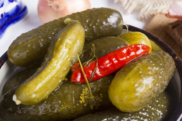 Pickles i en lera båge — Stockfoto