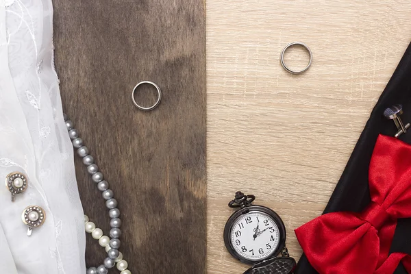 Anéis de casamento em uma mesa — Fotografia de Stock