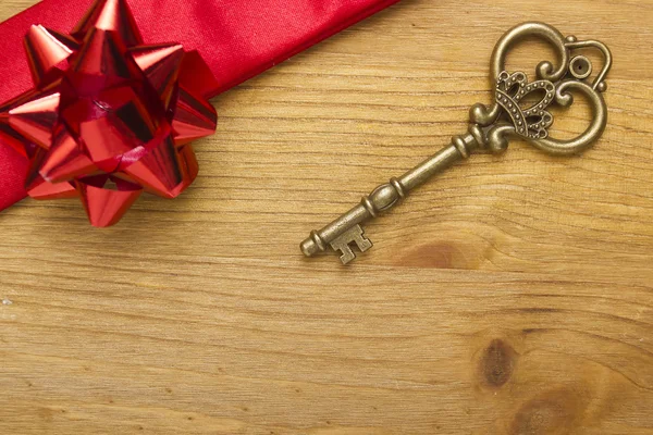 Key and gift ribbon — Stock Photo, Image