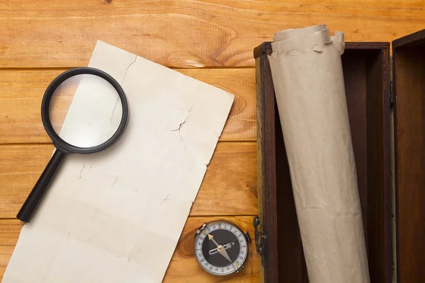 Blättern Sie zu einer Schachtel und einem Kompass — Stockfoto