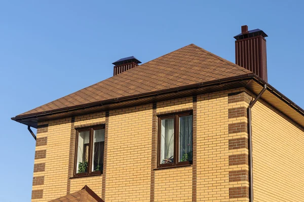 Oben auf dem neuen Haus aus gelbem Backstein — Stockfoto