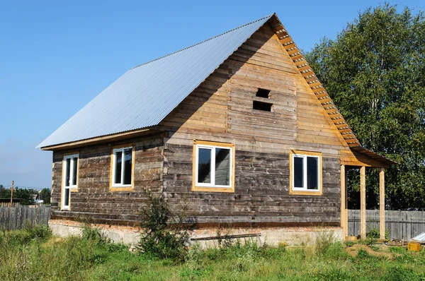 Незакінчений дерев'яний будинок з бруса — стокове фото