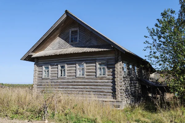 Velha casa de madeira abandonada — Fotografia de Stock